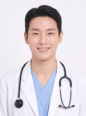 JPG 편집이미지 남자 의학 청진기 건강 병원 진료 의사 의사가운 전문직 의료성형뷰티 편집실사 AI인물포토 AI콘텐츠 직업 의료기기 사람 의료진 가운 CG 파일형식 AI포토 옷