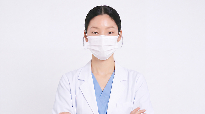 JPG 편집이미지 직업 여자 의학 건강 마스크 팔짱 의사 의사가운 전문직 의료성형뷰티 편집실사 AI인물포토 AI콘텐츠 모션 사람 의료진 가운 CG 파일형식 AI포토 옷