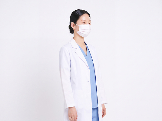 JPG 편집이미지 직업 여자 의학 건강 병원 실험 마스크 치료 의사 가운 의사가운 예방 소독 의료성형뷰티 편집실사 AI인물포토 AI콘텐츠 옷 사람 의료진 CG 파일형식 AI포토