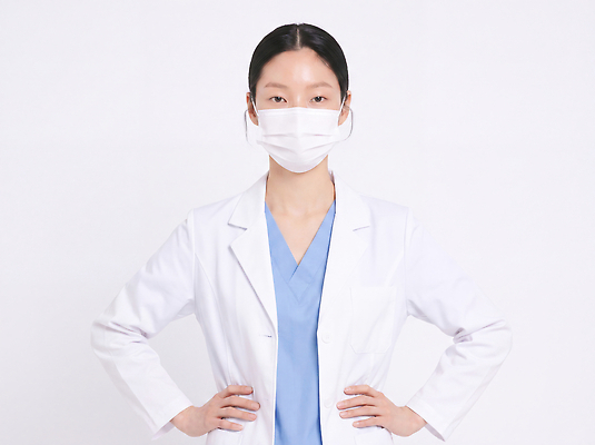 JPG 편집이미지 직업 여자 남자 의학 직장 건강 마스크 의료진 의사 의사가운 작업 보호장비 전문 진료실 의료성형뷰티 편집실사 AI인물포토 AI콘텐츠 회사 병원 사람 진료 장비 가운 CG 파일형식 AI포토 옷 비즈니스