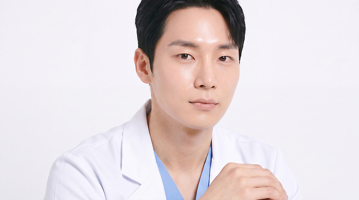 JPG 편집이미지 직업 남자 의학 표정 건강 병원 치료 진료 의사 의사가운 전문직 준비 상담 의료성형뷰티 편집실사 AI인물포토 AI콘텐츠 사람 의료진 가운 CG 파일형식 AI포토 옷