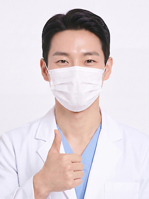 JPG 편집이미지 남자 의학 표정 건강 마스크 미소 치료 의사 의사가운 전문직 따봉 의료성형뷰티 편집실사 AI인물포토 AI콘텐츠 직업 사람 의료진 엄지손가락 최고 가운 CG 파일형식 AI포토 옷 손가락 손 신체부위