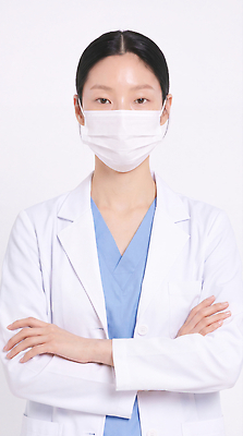 JPG 편집이미지 직업 여자 의학 건강 병원 마스크 안전 치료 팔짱 의사 가운 의사가운 전문직 방역 의료성형뷰티 편집실사 AI인물포토 AI콘텐츠 옷 모션 사람 의료진 CG 파일형식 AI포토