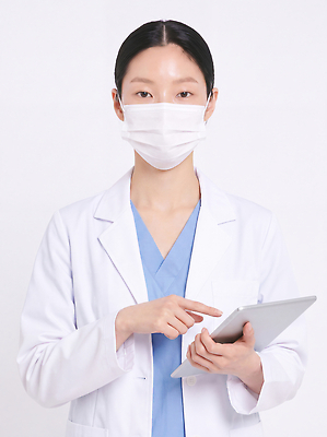 JPG 편집이미지 여자 기술 건강 병원 마스크 태블릿 진료 의료진 의사 정보 의사가운 직원 의료성형뷰티 편집실사 AI인물포토 AI콘텐츠 직업 의학 사람 전자제품 스마트기기 가운 CG 파일형식 AI포토 옷