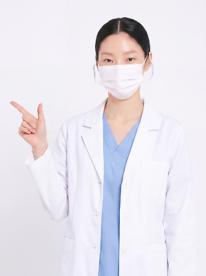 JPG 편집이미지 직업 여자 의학 건강 마스크 설명 안전 치료 의료진 의사 가운 의사가운 전문직 위생 의료성형뷰티 편집실사 AI인물포토 AI콘텐츠 옷 모션 사람 CG 파일형식 AI포토