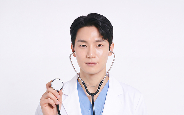 JPG 편집이미지 남자 의학 청진기 건강 병원 앞모습 치료 진료 의사 의사가운 전문 흰가운 의료성형뷰티 편집실사 AI인물포토 AI콘텐츠 뷰포인트 의료기기 사람 의료진 가운 CG 파일형식 AI포토 직업 옷