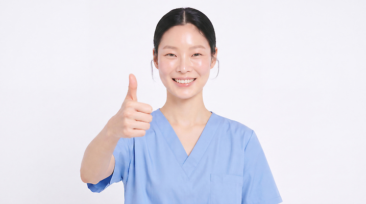 JPG 편집이미지 여자 유니폼 의학 응원 협력 병원 미소 간호사 의료진 엄지손가락 전문직 의료성형뷰티 편집실사 AI인물포토 AI콘텐츠 직업 옷 손가락 표정 사람 CG 파일형식 AI포토 손 신체부위