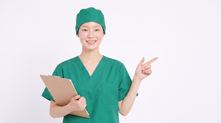 JPG 편집이미지 여자 의학 건강 병원 웃음 치료 간호사 의료진 의사 정보 가리킴 서비스 문서 수술복 회복 의료성형뷰티 편집실사 AI인물포토 AI콘텐츠 직업 컨셉 표정 사람 손짓 가운 CG 파일형식 AI포토 옷 모션