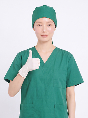 JPG 편집이미지 여자 장갑 의학 건강 병원 치료 간호사 의사 수술 전문직 신호 수술복 따봉 의료성형뷰티 편집실사 AI인물포토 AI콘텐츠 직업 잡화 사람 의료진 엄지손가락 최고 가운 CG 파일형식 AI포토 옷 손가락 손 신체부위