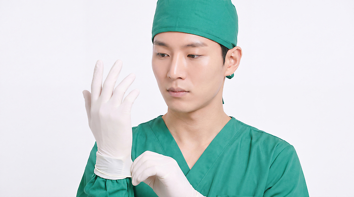 JPG 편집이미지 직업 남자 장갑 의학 의사 작업 수술 집중 준비 수술복 수술실 의료성형뷰티 편집실사 AI인물포토 AI콘텐츠 잡화 컨셉 사람 의료진 가운 CG 파일형식 AI포토 옷