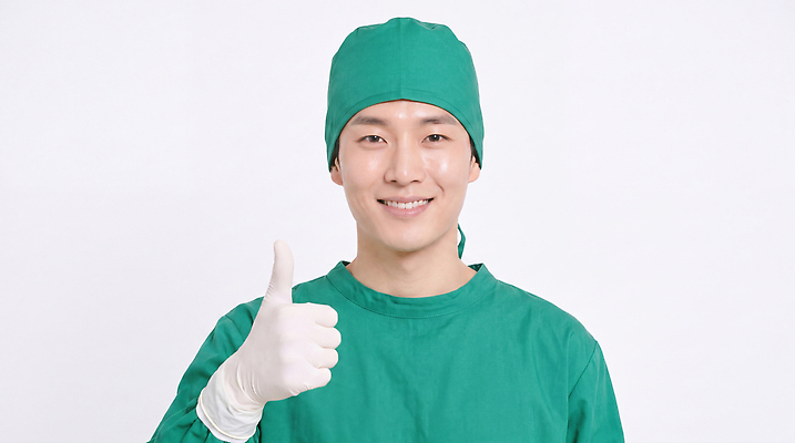 JPG 편집이미지 남자 의학 건강 병원 웃음 치료 의료진 의사 수술 전문직 수술복 따봉 흰장갑 의료성형뷰티 편집실사 AI인물포토 AI콘텐츠 직업 장갑 표정 사람 엄지손가락 최고 가운 CG 파일형식 AI포토 잡화 옷 손가락 손 신체부위