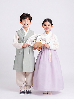 JPG 편집이미지 전통 옷 문화 어린이 상징 기념 한국 소녀 이벤트 소년 부채 한복 의료성형뷰티 편집실사 AI인물포토 AI콘텐츠 한국전통 여자 남자 아시아 사람 전통의상 CG 파일형식 AI포토 나라