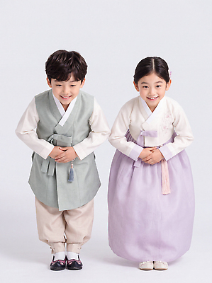 JPG 편집이미지 전통 옷 명절 문화 어린이 주택 한국 실내 이벤트 인사 한복 세배 조상 의료성형뷰티 편집실사 AI인물포토 AI콘텐츠 한국전통 기념일 아시아 사람 내부 건물 예절 절 전통의상 CG 파일형식 AI포토 건축물 나라 건축