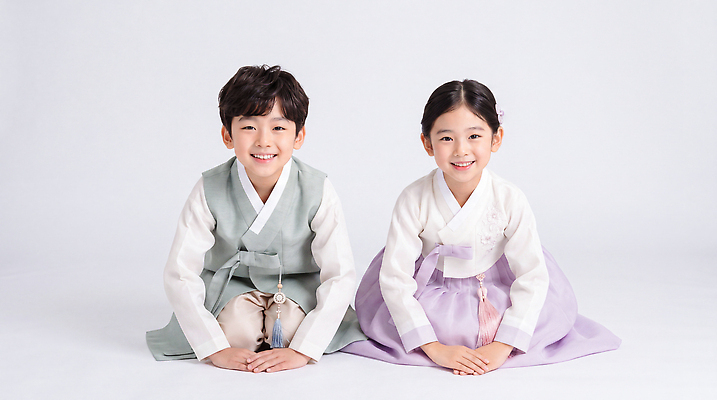 JPG 편집이미지 전통 옷 문화 어린이 한국 미소 웃음 소녀 소년 사진촬영 한복 의료성형뷰티 편집실사 AI인물포토 AI콘텐츠 한국전통 여자 남자 아시아 표정 사람 촬영 전통의상 CG 파일형식 AI포토 나라