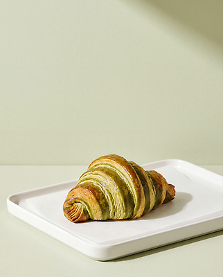 JPG 편집이미지 접시 음식 디저트 연두색 식사 빵집 맛 녹차 크루아상 모던 편집실사 AI포토 AI콘텐츠 식기 빵 컨셉 초록색 상점 차 CG 파일형식 음료 컬러
