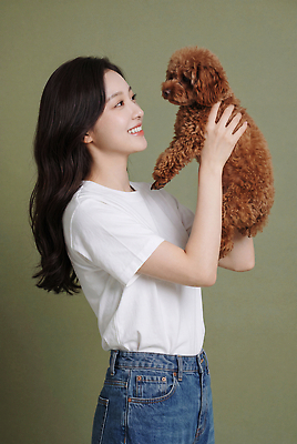 JPG 편집이미지 여자 행복 포옹 웃음 사람 반려동물 강아지 푸들 의료성형뷰티 편집실사 AI인물포토 AI콘텐츠 동물 감정 안기 표정 개 CG 파일형식 AI포토 포유류 모션