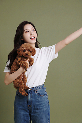 JPG 편집이미지 여자 행복 포즈 안기 초록색 반려동물 귀여움 강아지 푸들 의료성형뷰티 편집실사 AI인물포토 AI콘텐츠 동물 감정 컬러 컨셉 모션 사람 개 CG 파일형식 AI포토 포유류