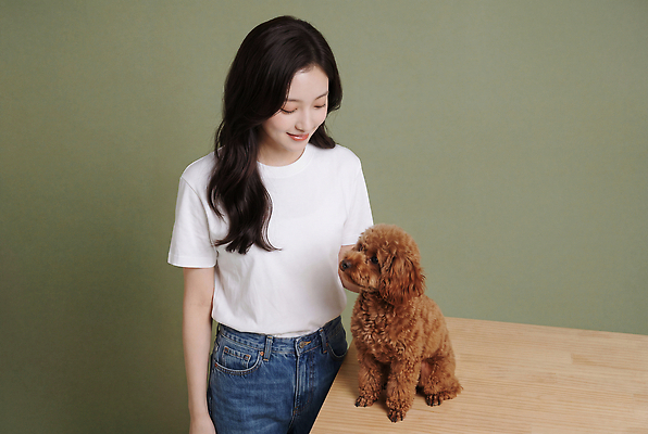 JPG 편집이미지 여자 티셔츠 탁자 사람 반려동물 청바지 강아지 푸들 의료성형뷰티 초록배경 편집실사 AI인물포토 AI콘텐츠 동물 가구 셔츠 바지 초록색 개 CG 파일형식 AI포토 컬러 생활용품 상의 포유류 하의 옷 오브젝트