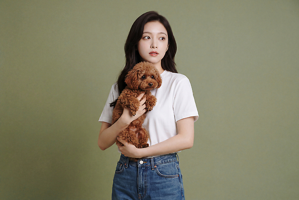 JPG 모델 편집이미지 여자 포즈 바지 안기 털 서기 반려동물 강아지 푸들 의료성형뷰티 편집실사 동물 모션 하의 사람 개 CG 파일형식 옷 포유류