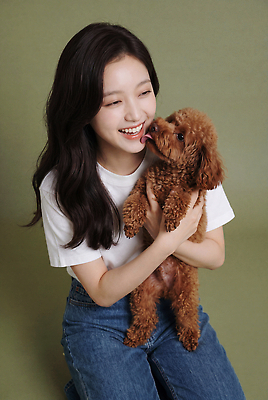 JPG 편집이미지 여자 백그라운드 티셔츠 안기 웃음 사람 초록색 반려동물 청바지 강아지 푸들 의료성형뷰티 편집실사 AI인물포토 AI콘텐츠 동물 컬러 셔츠 바지 모션 표정 개 CG 파일형식 AI포토 상의 포유류 하의 옷