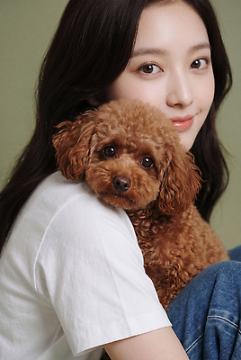 JPG 편집이미지 여자 행복 포즈 안기 사랑 반려동물 강아지 푸들 의료성형뷰티 편집실사 AI인물포토 AI콘텐츠 동물 감정 모션 사람 개 CG 파일형식 AI포토 포유류