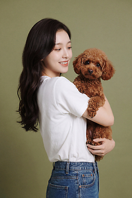 JPG 편집이미지 여자 행복 안기 미소 사람 반려동물 갈색 강아지 푸들 의료성형뷰티 편집실사 AI인물포토 AI콘텐츠 동물 감정 컬러 모션 표정 개 CG 파일형식 AI포토 포유류