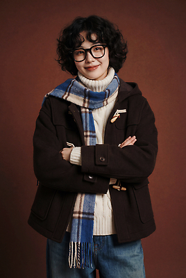JPG 편집이미지 여자 패션 웃음 팔짱 스카프 외투 파마 의료성형뷰티 스타일 갈색배경 편집실사 헤어스타일 상의 모션 표정 사람 갈색 목도리 CG 파일형식 잡화 옷 컬러
