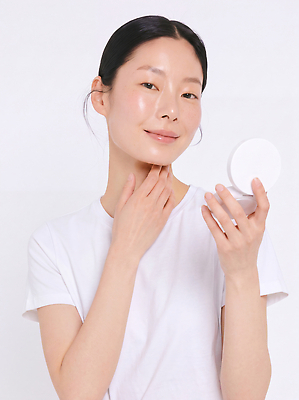 JPG 모델 편집이미지 여자 티셔츠 관리 화장 뷰티 화장품 흰색 피부 피부관리 스킨케어 내츄럴 의료성형뷰티 편집실사 컬러 셔츠 사람 신체부위 CG 파일형식 상의 옷