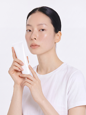 JPG 모델 편집이미지 여자 포즈 티셔츠 화장 뷰티 화장품 흰색 피부 크림 피부관리 스킨케어 내츄럴 의료성형뷰티 편집실사 컬러 셔츠 사람 신체부위 CG 파일형식 상의 옷