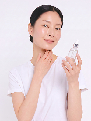 JPG 편집이미지 여자 스튜디오 관리 미소 뷰티 청결 화장품 흰색 피부 피부관리 스킨케어 내츄럴 의료성형뷰티 편집실사 컬러 표정 사람 신체부위 위생 CG 파일형식