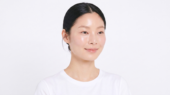 JPG 모델 편집이미지 여자 티셔츠 스튜디오 서기 뷰티 흰색 피부 피부관리 스킨케어 내츄럴 단정 의료성형뷰티 편집실사 컬러 컨셉 셔츠 모션 사람 신체부위 CG 파일형식 상의 옷