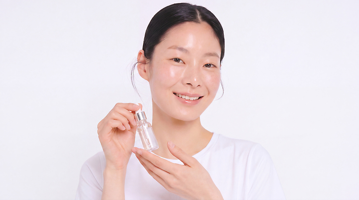 JPG 모델 편집이미지 여자 백그라운드 티셔츠 미소 뷰티 화장품 흰색 피부관리 스킨케어 내츄럴 의료성형뷰티 세럼 편집실사 컬러 셔츠 표정 사람 CG 파일형식 상의 옷