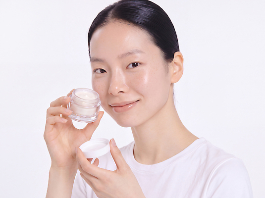 JPG 편집이미지 여자 백그라운드 미소 화장 뷰티 화장품 흰색 피부관리 스킨케어 내츄럴 의료성형뷰티 편집실사 컬러 표정 사람 CG 파일형식
