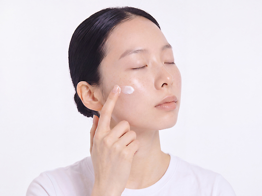 JPG 편집이미지 여자 티셔츠 관리 뷰티 화장품 흰색 피부 크림 피부관리 바르기 스킨케어 내츄럴 의료성형뷰티 편집실사 컬러 셔츠 모션 사람 신체부위 CG 파일형식 상의 옷