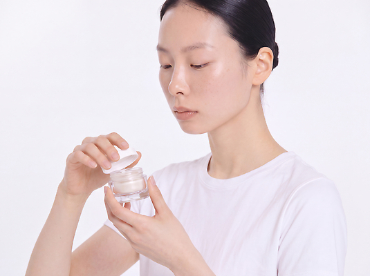 JPG 편집이미지 여자 티셔츠 관리 뷰티 화장품 흰색 피부 크림 피부관리 스킨케어 내츄럴 의료성형뷰티 편집실사 컬러 셔츠 사람 신체부위 CG 파일형식 상의 옷