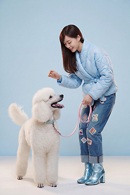 JPG 동물 편집이미지 옷 여자 반려견 포즈 스튜디오 함께함 미소 웃음 파란색 귀여움 강아지 푸들 놀기 의료성형뷰티 편집실사 AI인물포토 AI콘텐츠 컬러 컨셉 모션 표정 사람 반려동물 개 CG 파일형식 AI포토 포유류