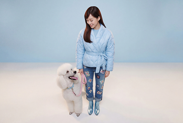 JPG 동물 편집이미지 옷 여자 반려견 웃음 사람 반려동물 강아지 푸들 목줄 의료성형뷰티 스타일 편집실사 AI인물포토 AI콘텐츠 표정 개 CG 파일형식 반려용품 AI포토 포유류 오브젝트