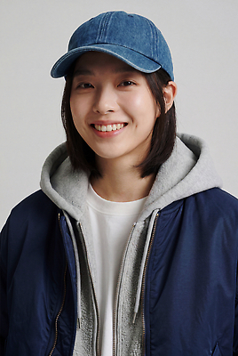 JPG 편집이미지 모자 옷 여자 패션 미소 사람 캐주얼 재킷 캡모자 의료성형뷰티 스타일 편집실사 AI인물포토 AI콘텐츠 잡화 표정 외투 CG 파일형식 AI포토 상의