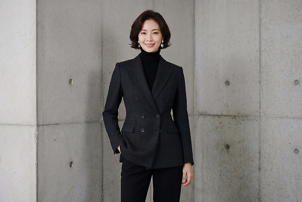 JPG 모델 편집이미지 여자 패션 포즈 직장 실내 미소 정장 비즈니스우먼 의료성형뷰티 스타일 편집실사 AI인물포토 AI콘텐츠 옷 회사 비즈니스 표정 사람 내부 직장인 CG 파일형식 AI포토 직업