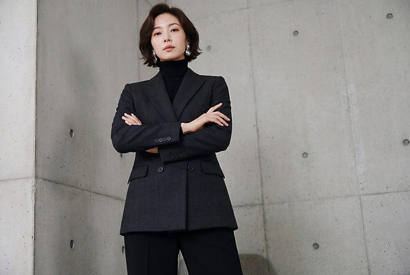 JPG 모델 편집이미지 여자 패션 벽 포즈 직장 정장 팔짱 비즈니스우먼 의료성형뷰티 스타일 편집실사 AI인물포토 AI콘텐츠 옷 회사 비즈니스 모션 사람 직장인 CG 파일형식 AI포토 직업