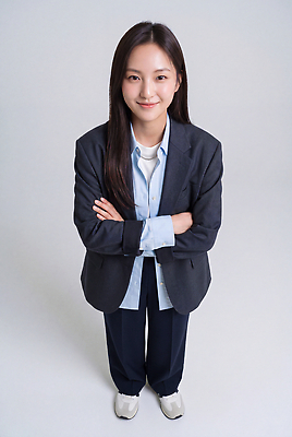 JPG 편집이미지 여자 포즈 운동화 미소 정장 팔짱 비즈니스우먼 블라우스 의료성형뷰티 편집실사 AI인물포토 AI콘텐츠 옷 신발 상의 비즈니스 모션 표정 사람 직장인 CG 파일형식 AI포토 직업