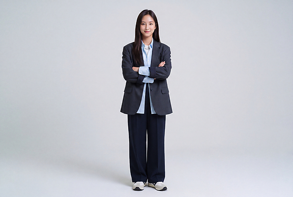 JPG 편집이미지 옷 여자 패션 포즈 상의 바지 표정 사람 정장 팔짱 비즈니스우먼 자신감 의료성형뷰티 편집실사 AI인물포토 AI콘텐츠 감정 비즈니스 모션 하의 직장인 CG 파일형식 AI포토 직업