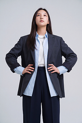 JPG 모델 편집이미지 손 응시 옷 여자 패션 포즈 서기 정장 비즈니스우먼 허리 의료성형뷰티 편집실사 AI인물포토 AI콘텐츠 시선 비즈니스 모션 사람 신체부위 직장인 CG 파일형식 AI포토 직업