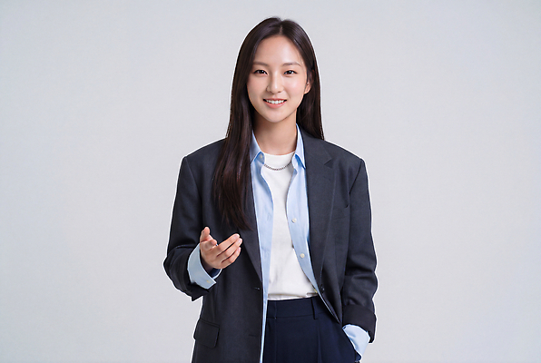 JPG 모델 편집이미지 손 옷 여자 패션 포즈 미소 정장 비즈니스우먼 분위기 의료성형뷰티 스타일 편집실사 AI인물포토 AI콘텐츠 컨셉 비즈니스 표정 사람 신체부위 직장인 CG 파일형식 AI포토 직업