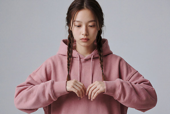JPG 편집이미지 손 여자 패션 포즈 무표정 사람 앞모습 가슴 후드티셔츠 코디 의료성형뷰티 스타일 편집실사 AI인물포토 AI콘텐츠 감정 뷰포인트 티셔츠 표정 신체부위 CG 파일형식 AI포토 셔츠 상의 옷