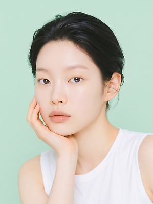 JPG 모델 편집이미지 응시 여자 얼굴 뷰티 머리 턱괴기 피부 피부관리 스킨케어 의료성형뷰티 스타일 편집실사 AI인물포토 AI콘텐츠 시선 모션 사람 신체부위 CG 파일형식 AI포토