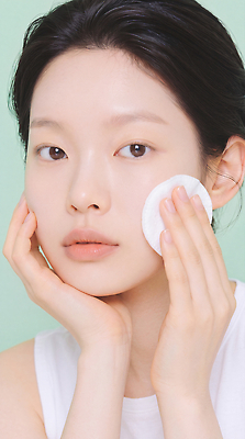 JPG 편집이미지 여자 얼굴 뷰티 청결 화장품 세수 피부 피부관리 스킨케어 화장솜 의료성형뷰티 피부톤 편집실사 AI인물포토 AI콘텐츠 사람 신체부위 화장용품 위생 CG 파일형식 AI포토 미용용품 오브젝트