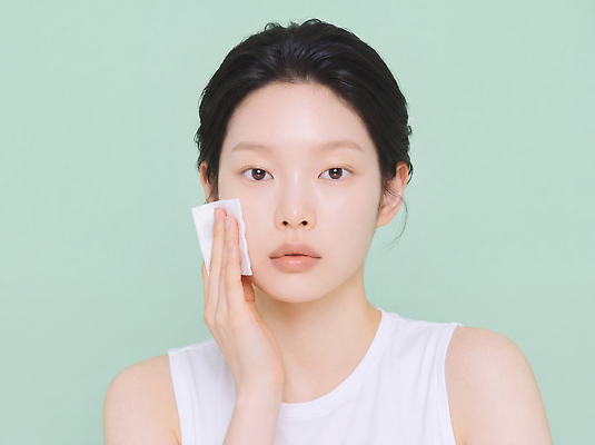 JPG 편집이미지 여자 얼굴 건강 관리 화장 뷰티 깨끗함 세수 상품 피부 피부관리 일과 스킨케어 화장솜 의료성형뷰티 편집실사 AI인물포토 AI콘텐츠 컨셉 사람 신체부위 청결 화장용품 CG 파일형식 AI포토 미용용품 위생 오브젝트