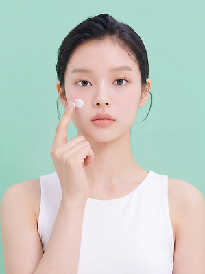 JPG 편집이미지 옷 여자 얼굴 상의 손가락 표정 뷰티 화장품 피부 피부관리 바르기 스킨케어 의료성형뷰티 편집실사 AI인물포토 AI콘텐츠 손 모션 사람 신체부위 CG 파일형식 AI포토