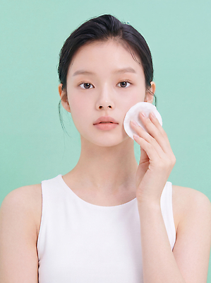 JPG 편집이미지 여자 얼굴 관리 화장 뷰티 상품 피부 피부관리 스킨케어 클렌징 화장솜 의료성형뷰티 편집실사 AI인물포토 AI콘텐츠 사람 신체부위 청결 화장용품 CG 파일형식 AI포토 미용용품 위생 오브젝트